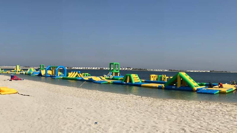 El parque acuático inflable más largo en Bahrein